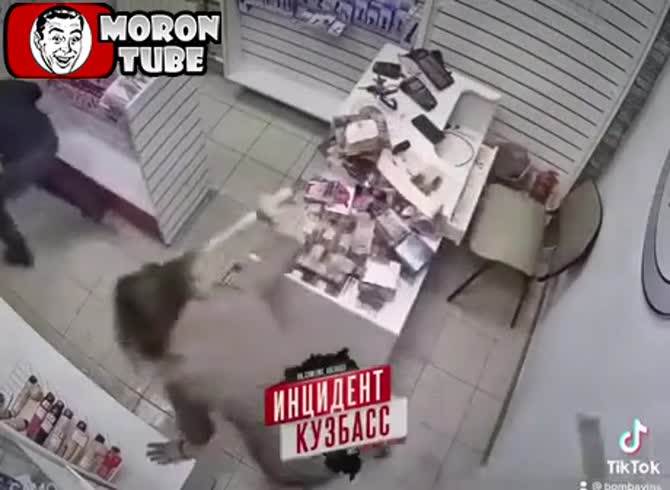 Video :She uses a massive dildo to frighten away a robber!